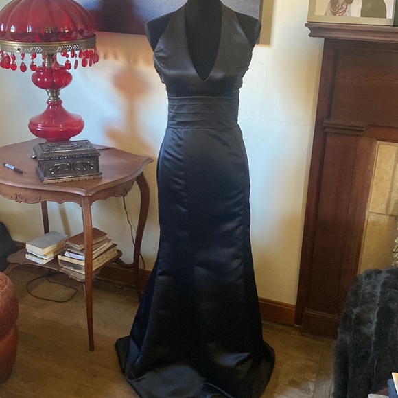 🦊 Jessica McClintock deep black satin halter gown. - Picture 2 of 8